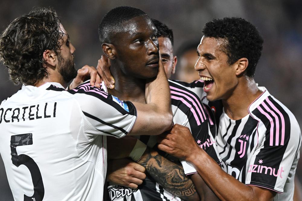 NBA：独行侠击败雄鹿 东契奇全场三双